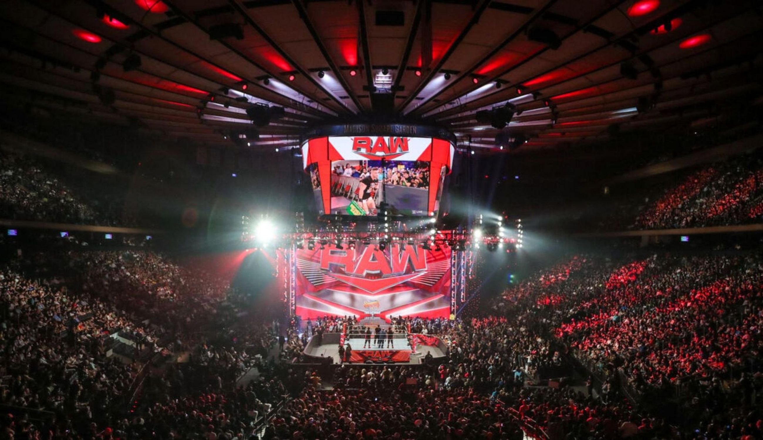 Raw के दौरान एरीना में बैठे फैंस (Photo: WWE.com)