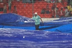 What is the cut off time for a 5-over chase in SRH vs DC IPL 2025 match?