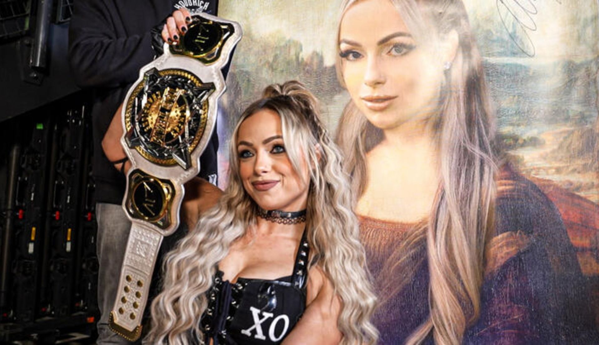 लिव मॉर्गन अपनी पेंटिंग के साथ पोज देते हुए (Photo: WWE.com)