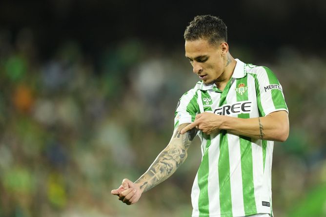“What an honour to have you here, idol, at this special moment in my life!!” - Manchester United loanee Antony hosts Brazil legend at Real Betis
