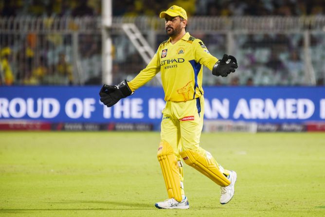 MS Dhoni spotted in an airplane after IPL 2025 suspension [Watch]