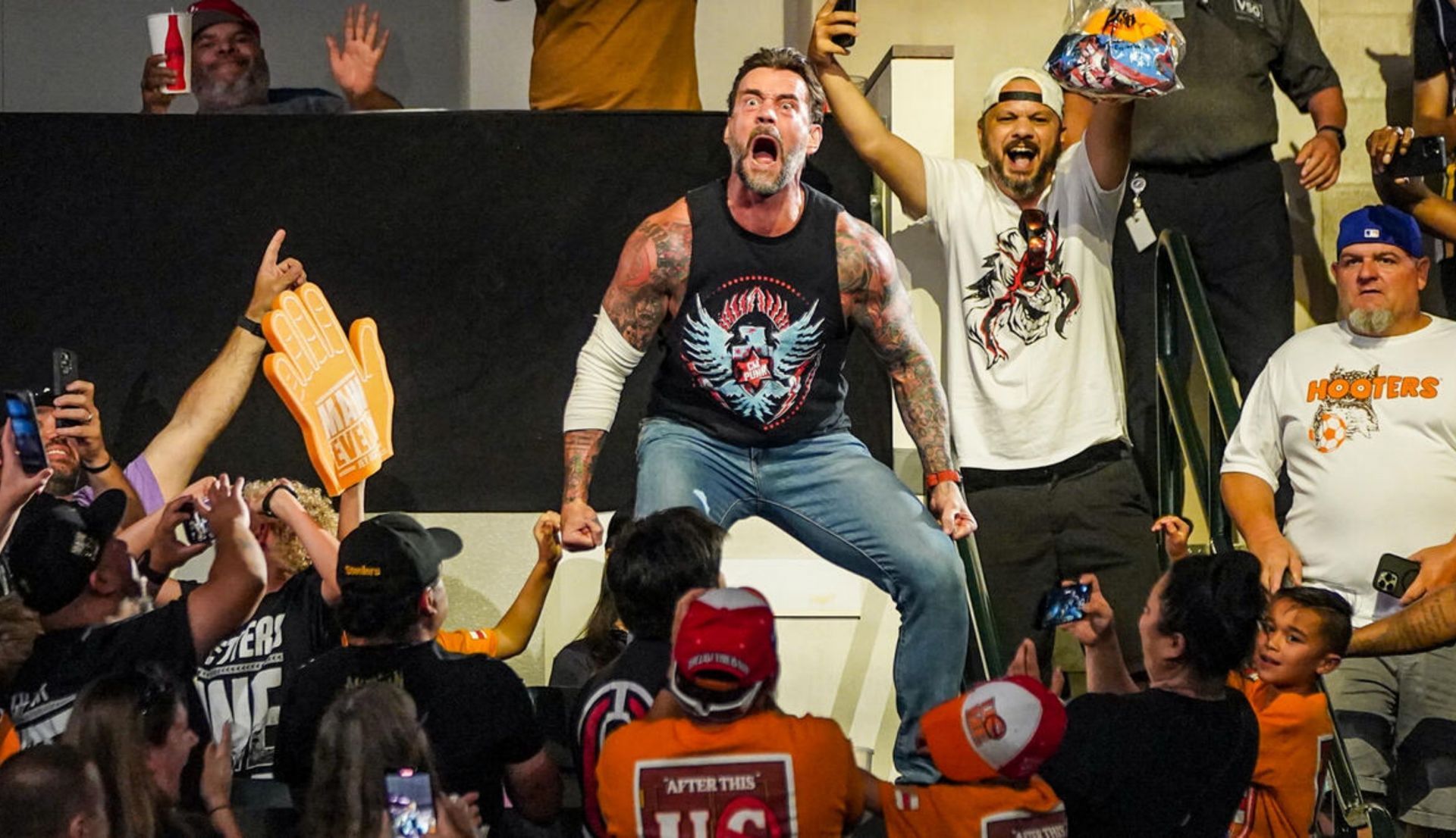 सीएम पंक फैंस के बीच चिल्लाते हुए (Photo: WWE.com)