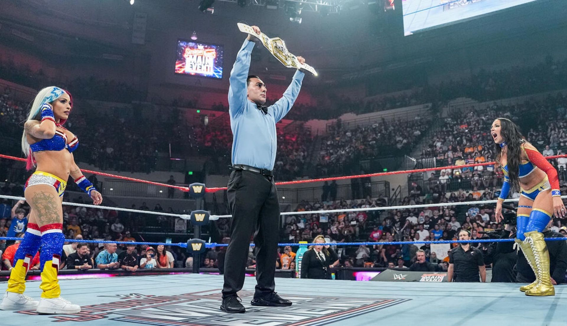 चेल्सी ग्रीन और ज़ेलिना वेगा मैच लड़ने से पहले (Photo: WWE.com)