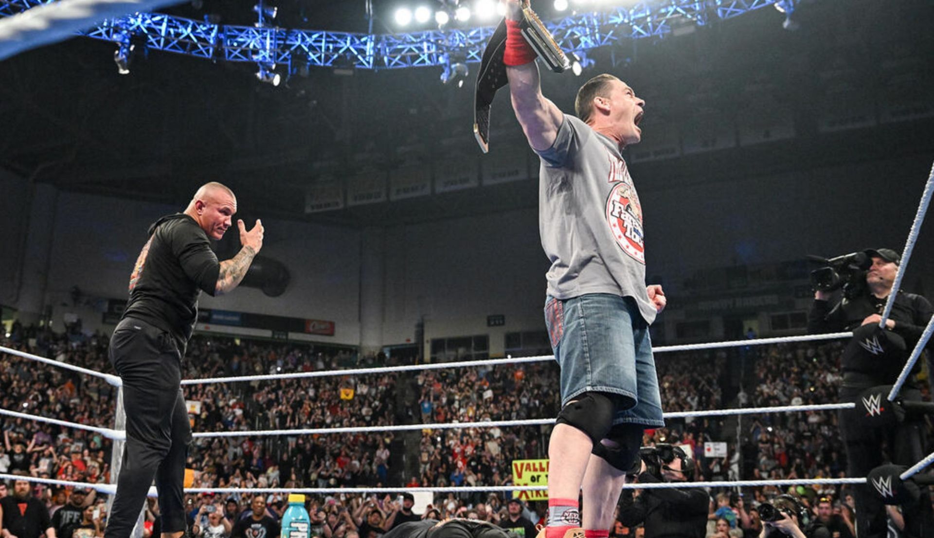 जॉन सीना को पीछे से घूरते रैंडी ऑर्टन (Photo: WWE.com)