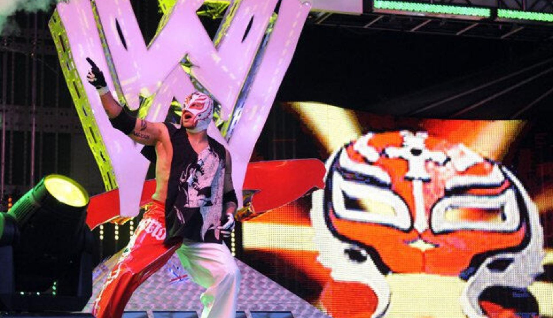 रे मिस्टीरियो एंट्री करते हुए (Photo: WWE.com)