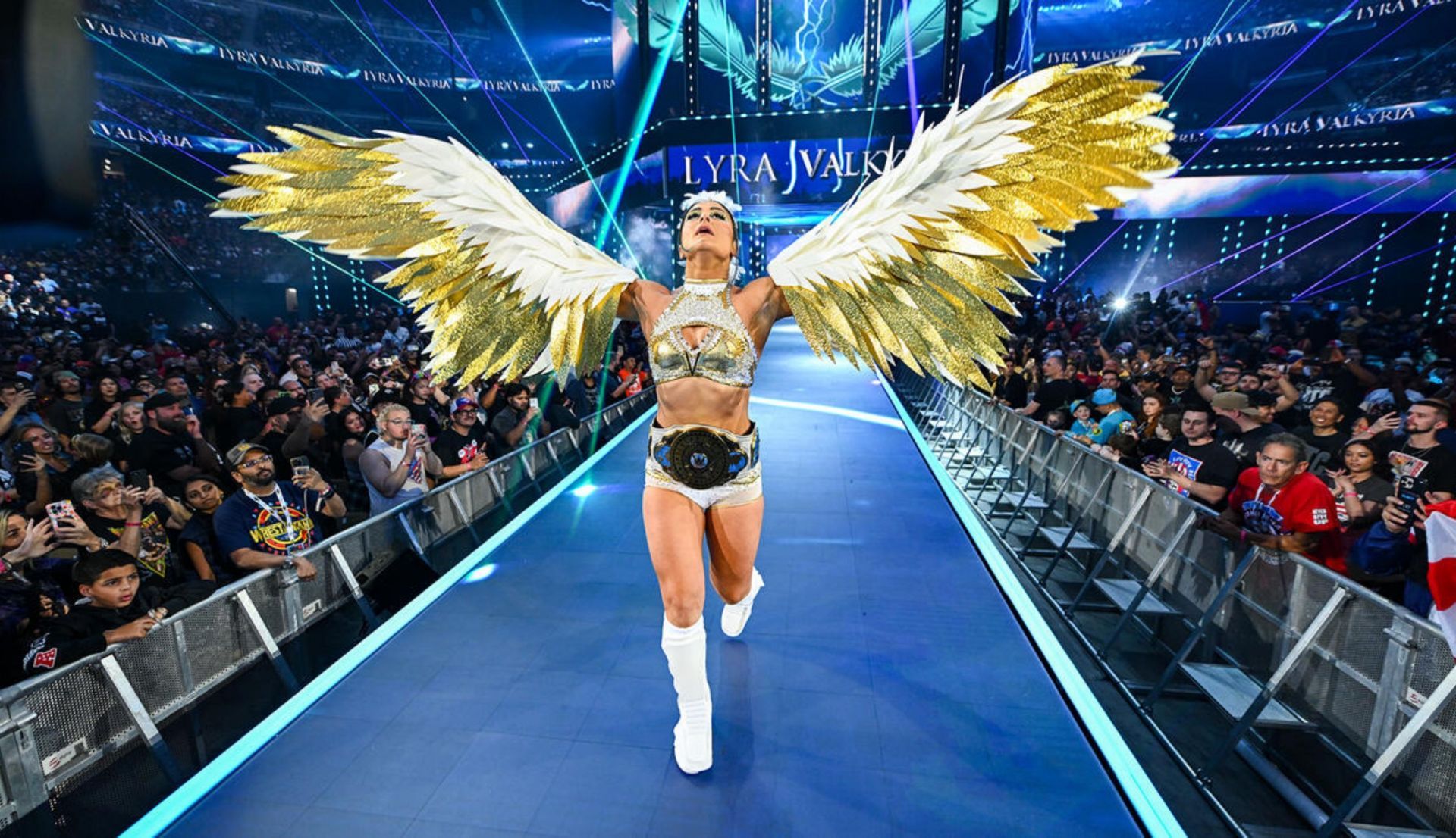 लायरा वैल्किरिया एंट्री करते हुए (Photo: WWE.com)