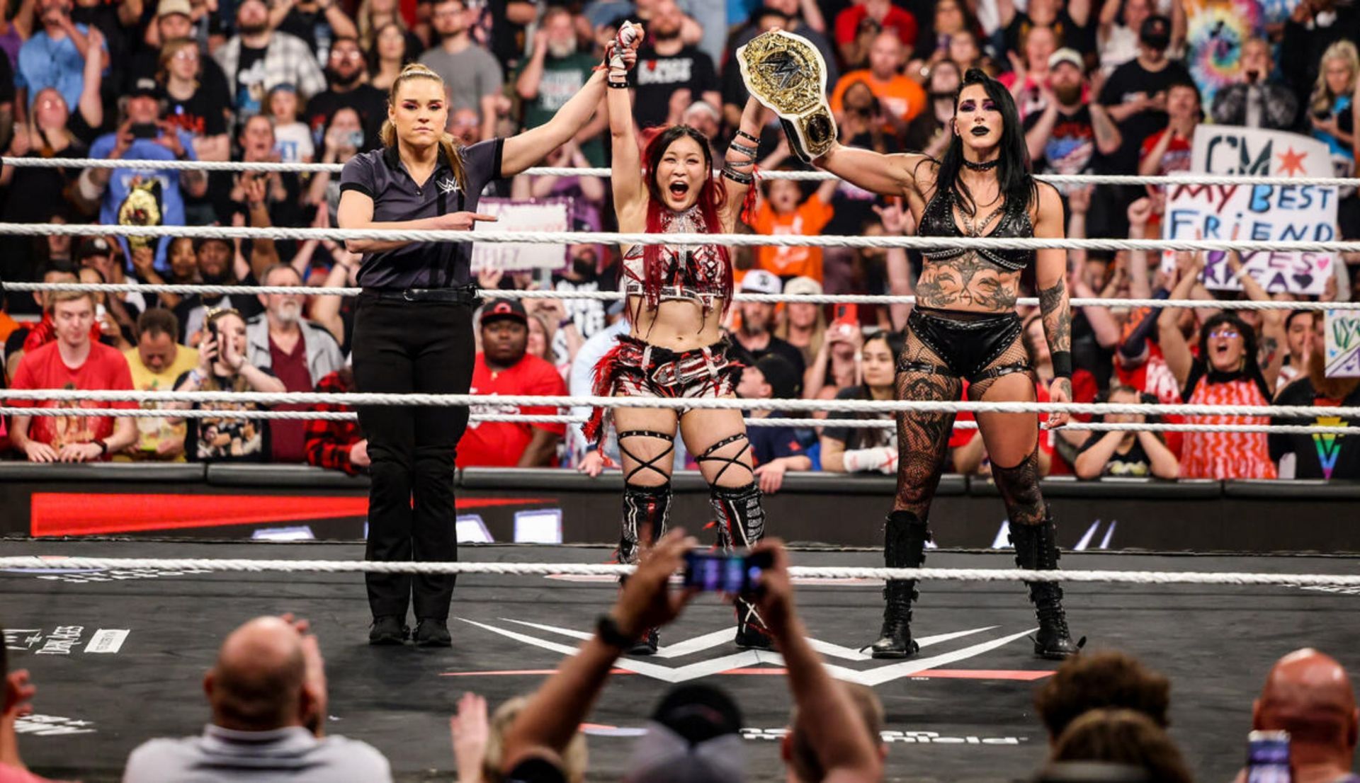इयो स्काई और रिया रिप्ली जीत सेलिब्रेट करते हुए (Photo: WWE.com)