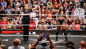WWE Raw के मेन इवेंट में मचा जबरदस्त बवाल, मौजूदा चैंपियन और फेमस स्टार को मिली बड़ी जीत