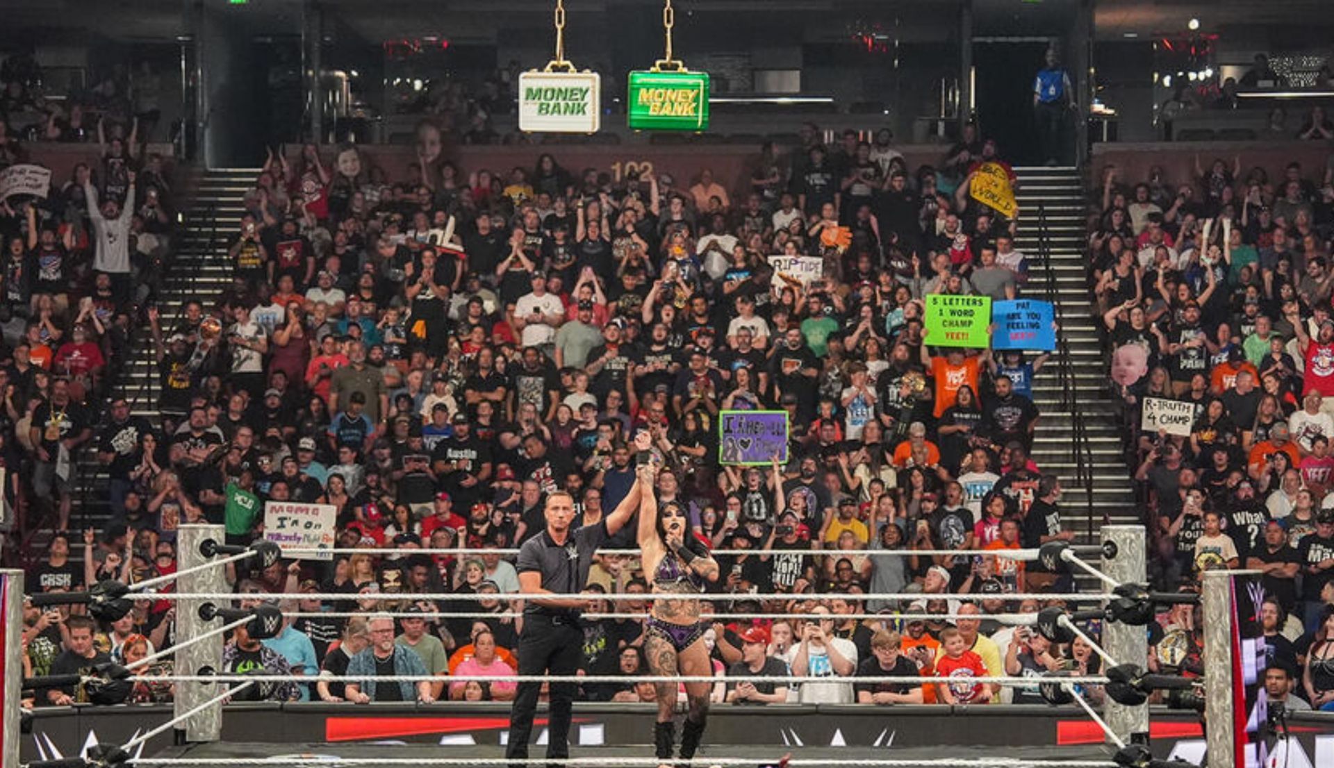 रिया रिप्ली अपनी जीत का बाद (Photo: WWE.com)