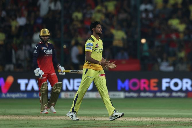 Matheesha Pathirana comes up with an interesting celebration after dismissing Rajat Patidar cheaply in RCB vs CSK IPL 2025 match [Watch]