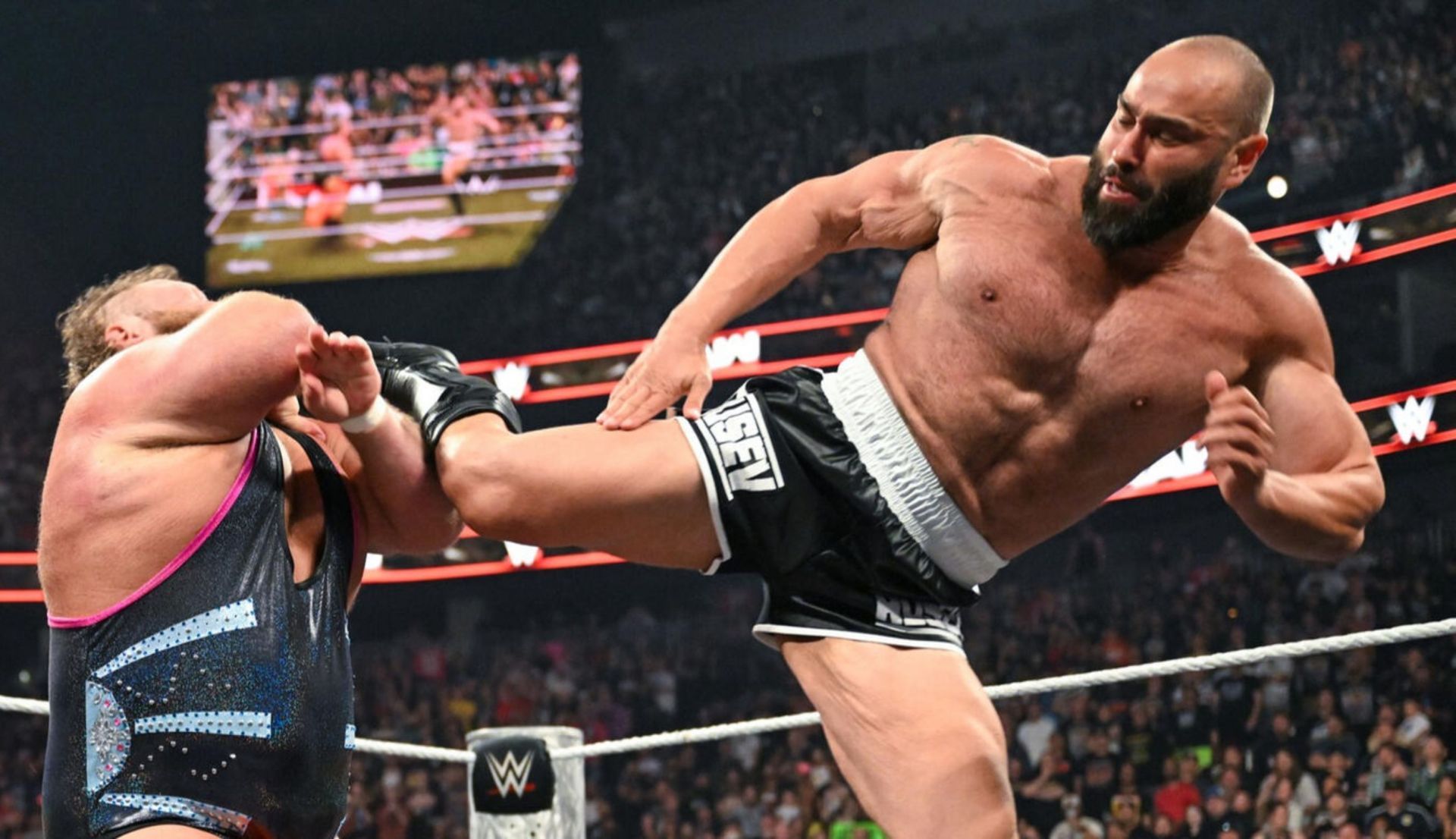रुसेव, ओटिस पर किक लगाते हुए (Photo: WWE.com)