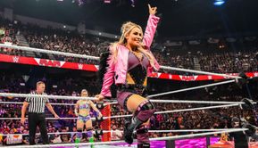 WWE दिग्गज ने खोया आपा, मैच के बाद एक फैन पर किया हमला, देखें वायरल वीडियो