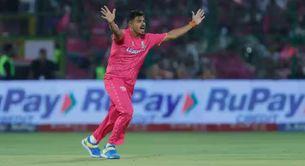 Maheesh Theekshana cleans up well-set Ryan Rickelton to break 116-run opening stand in RR vs MI IPL 2025 match [Watch]