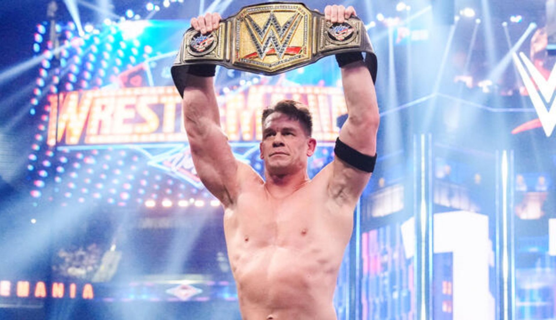 जॉन सीना चैंपियनशिप जीत सेलिब्रेट करते हुए (Photo: WWE.com)