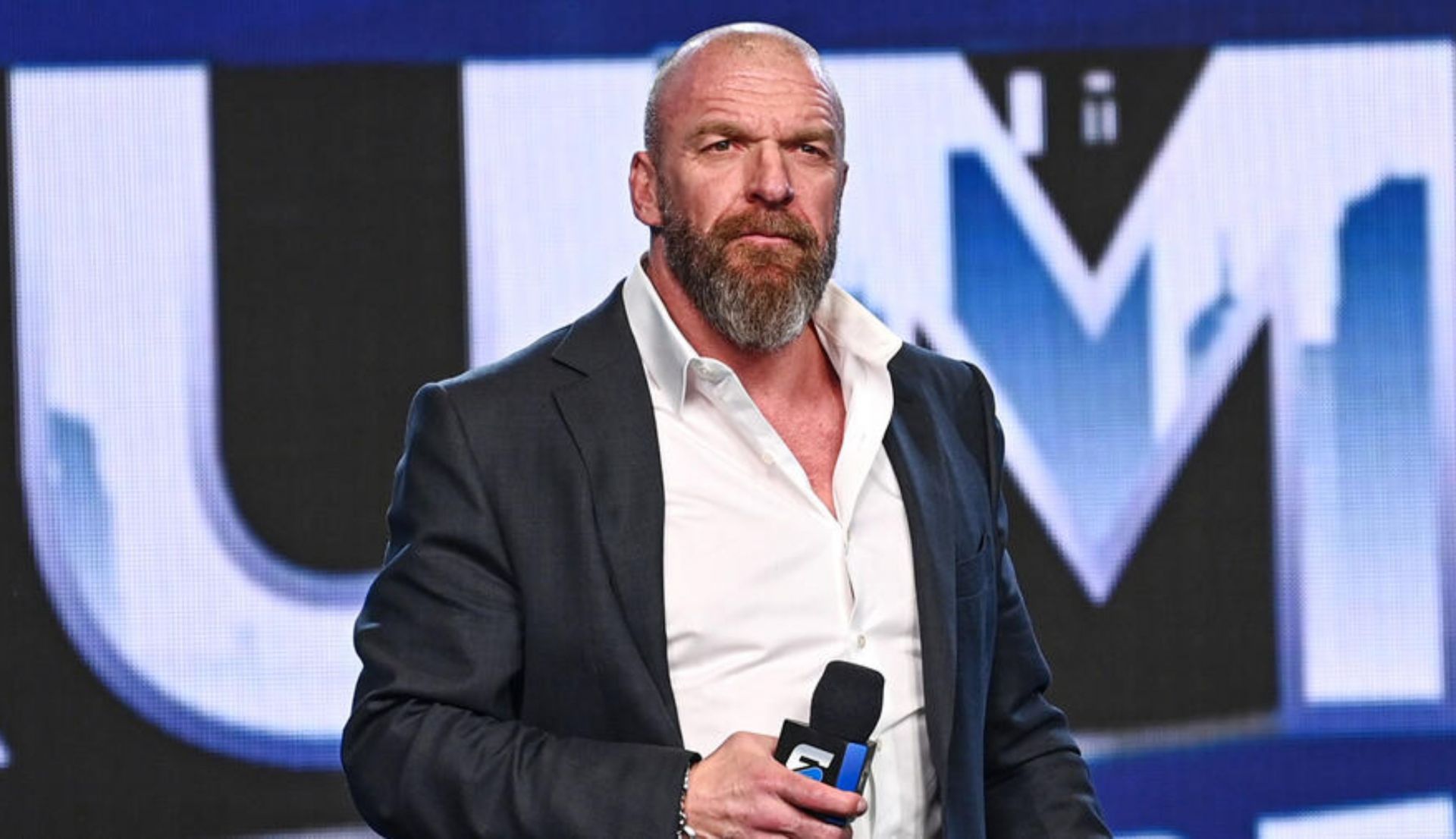 ट्रिपल एच माइक के साथ खड़े हुए (Photo: WWE.com)
