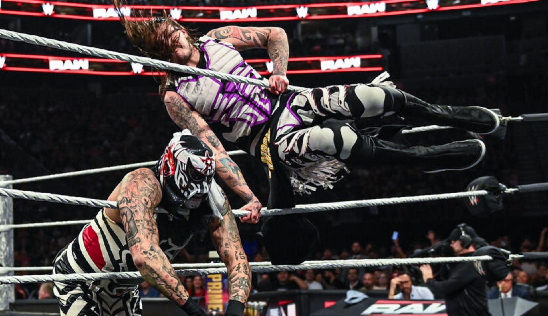 पेंटा पर 619 लगाते डोमिनिक मिस्टीरियो (Photo: WWE.com)