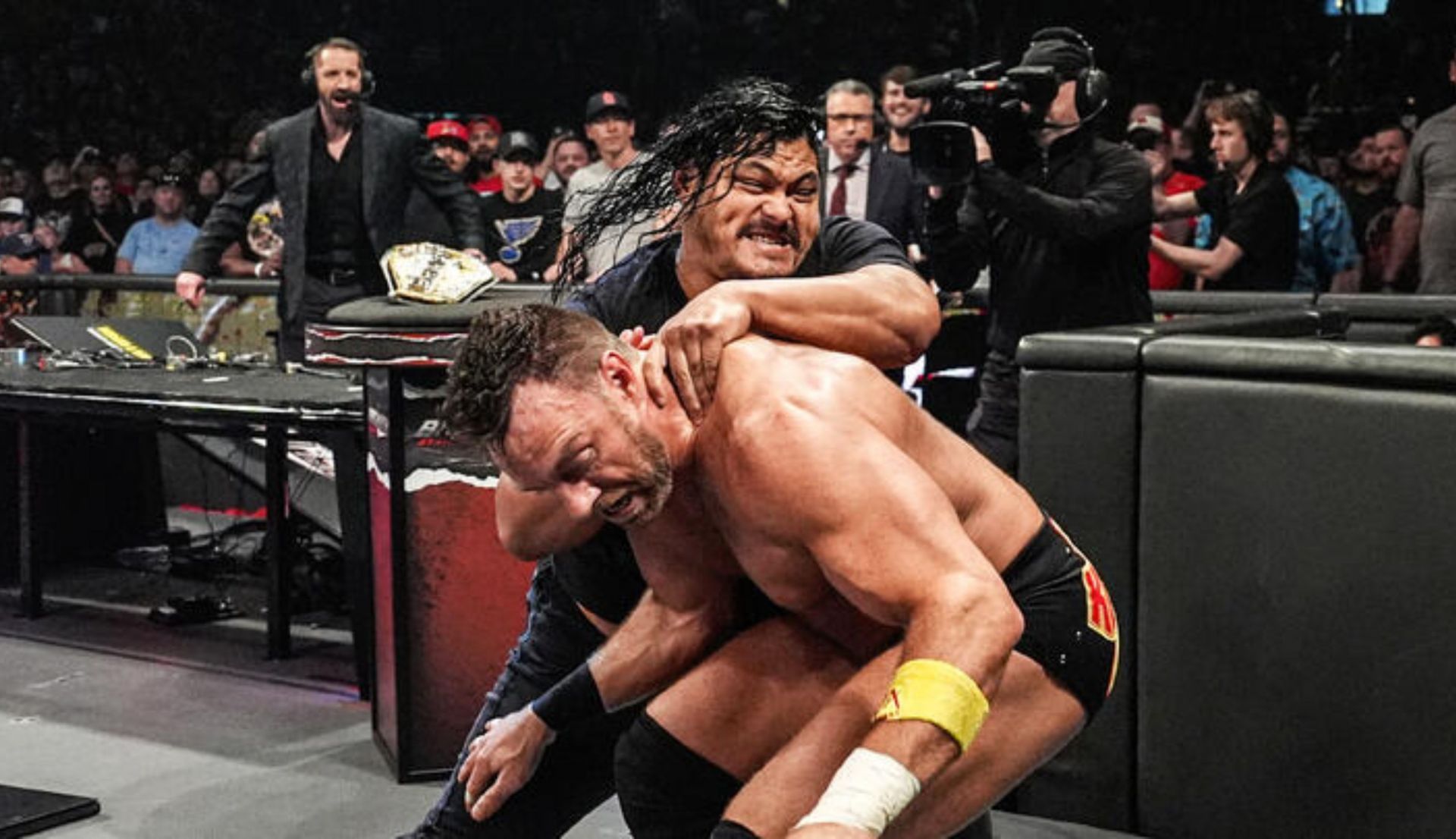जैफ कॉब, एलए नाइट पर हमला करते हुए (Photo: WWE.com)