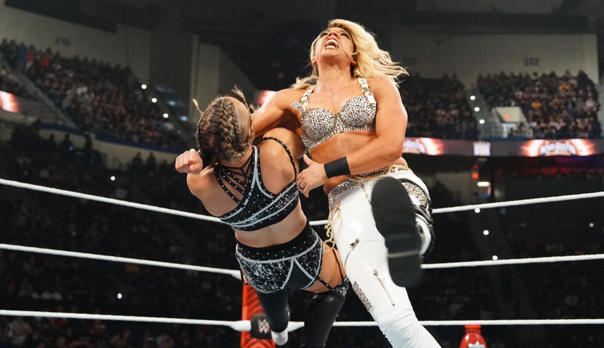 जोई स्टार्क अपना मूव लगाते हुए (Photo: WWE.com)