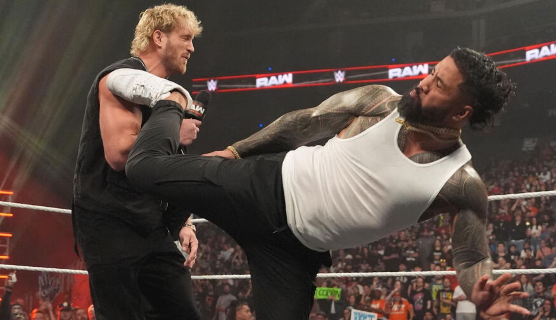 लोगन पॉल पर सुपरकिक लगाते हुए जे उसो (Photo: WWE.com)