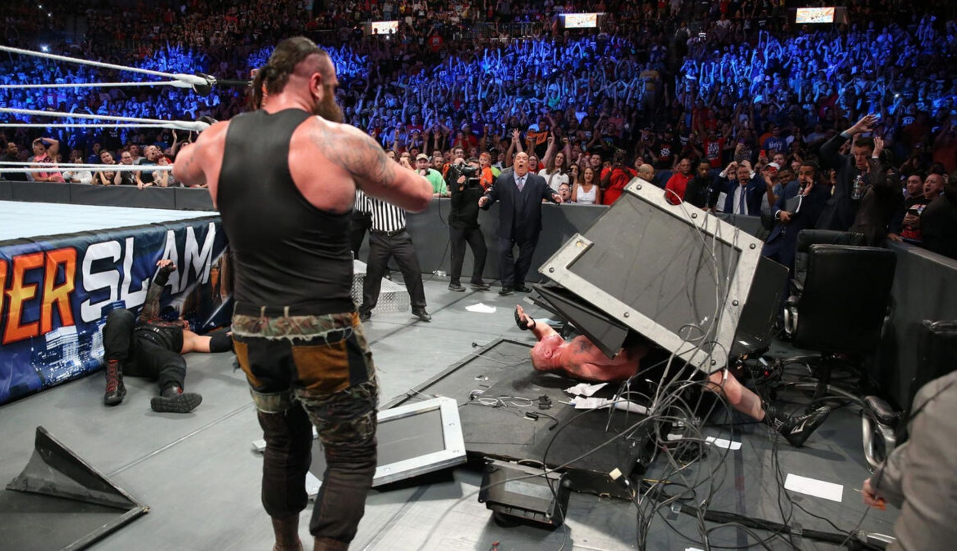 ब्रॉन स्ट्रोमैन तबाही मचाते हुए (Photo: WWE.com)