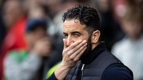"It is hard to watch" - Manchester United legend slams Red Devils for selling two stars; makes bold claim about PL season