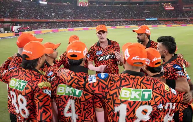 Star SRH all-rounder's father spotted training in an RCB jersey in the gym amid IPL 2025 [Watch]