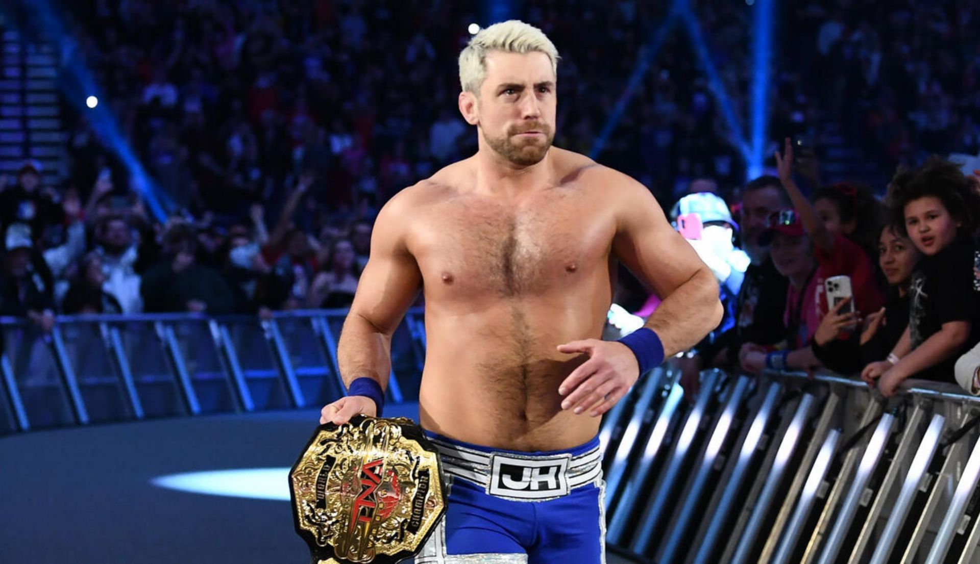 जो हेंड्री एंट्री करते हुए (Photo: WWE.com)
