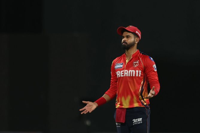Shreyas Iyer & teammates spotted on Dharamsala streets ahead of PBKS vs DC IPL 2025 match [Watch]