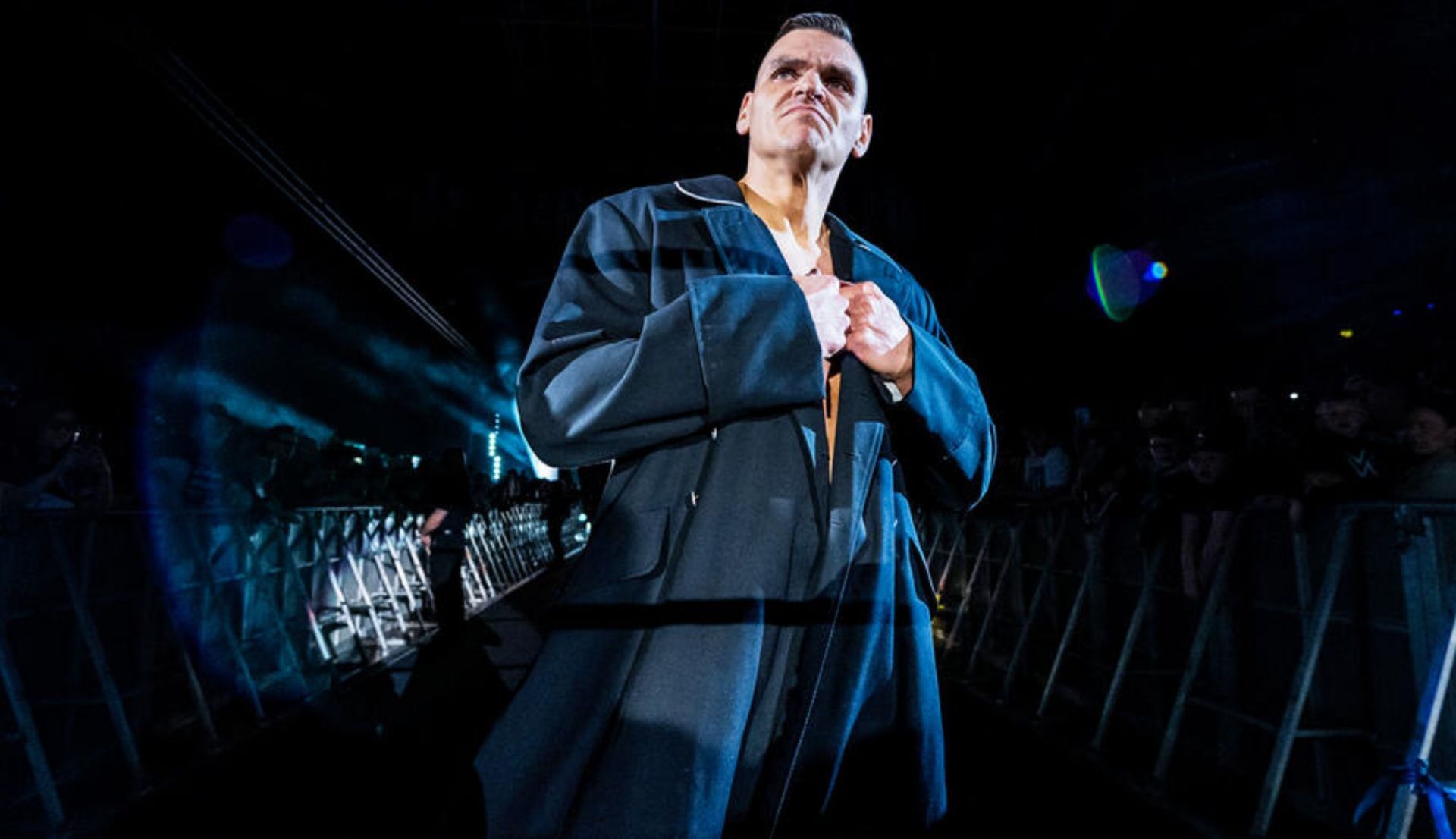 गुंथर एंट्रेंस के दौरान (Photo: WWE.com)