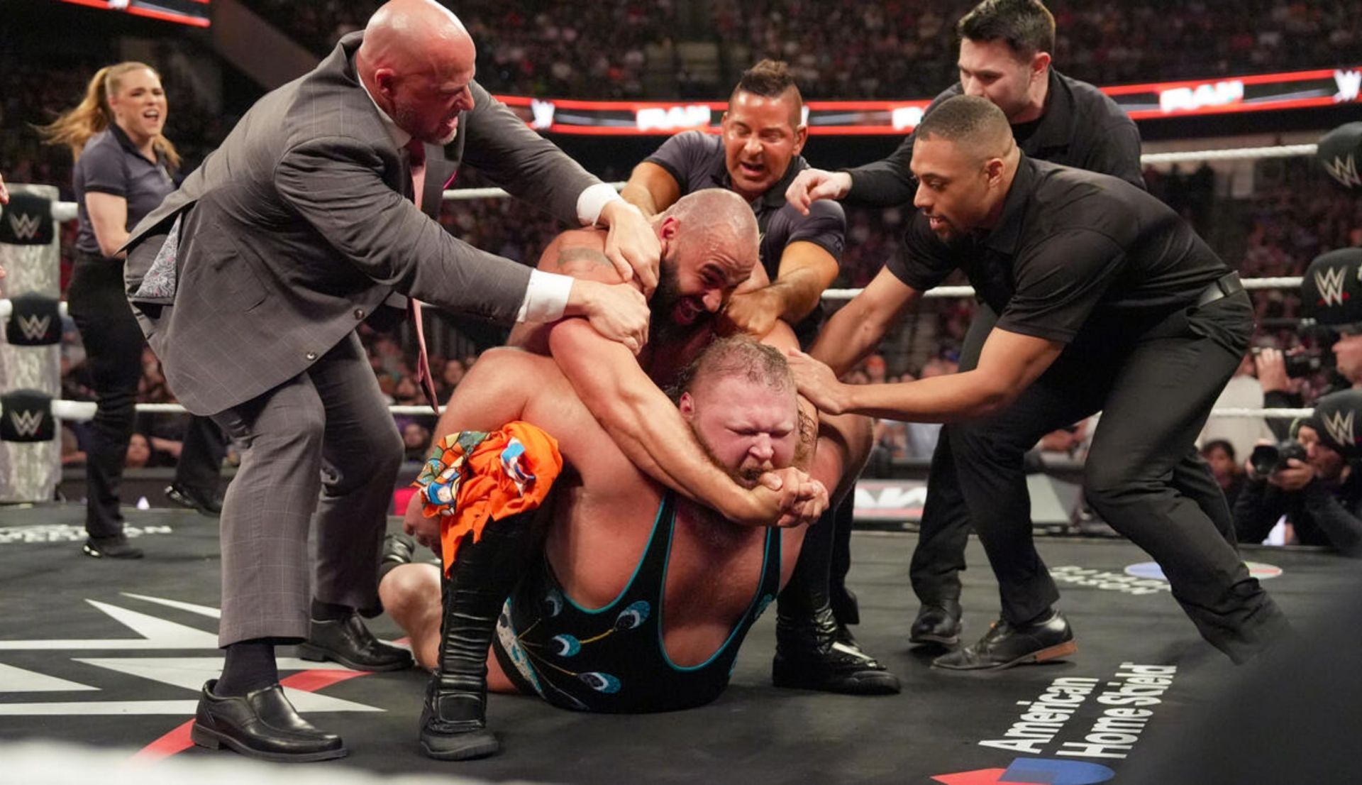 रुसेव, ओटिस पर सबमिशन लगाए हुए (Photo: WWE.com)