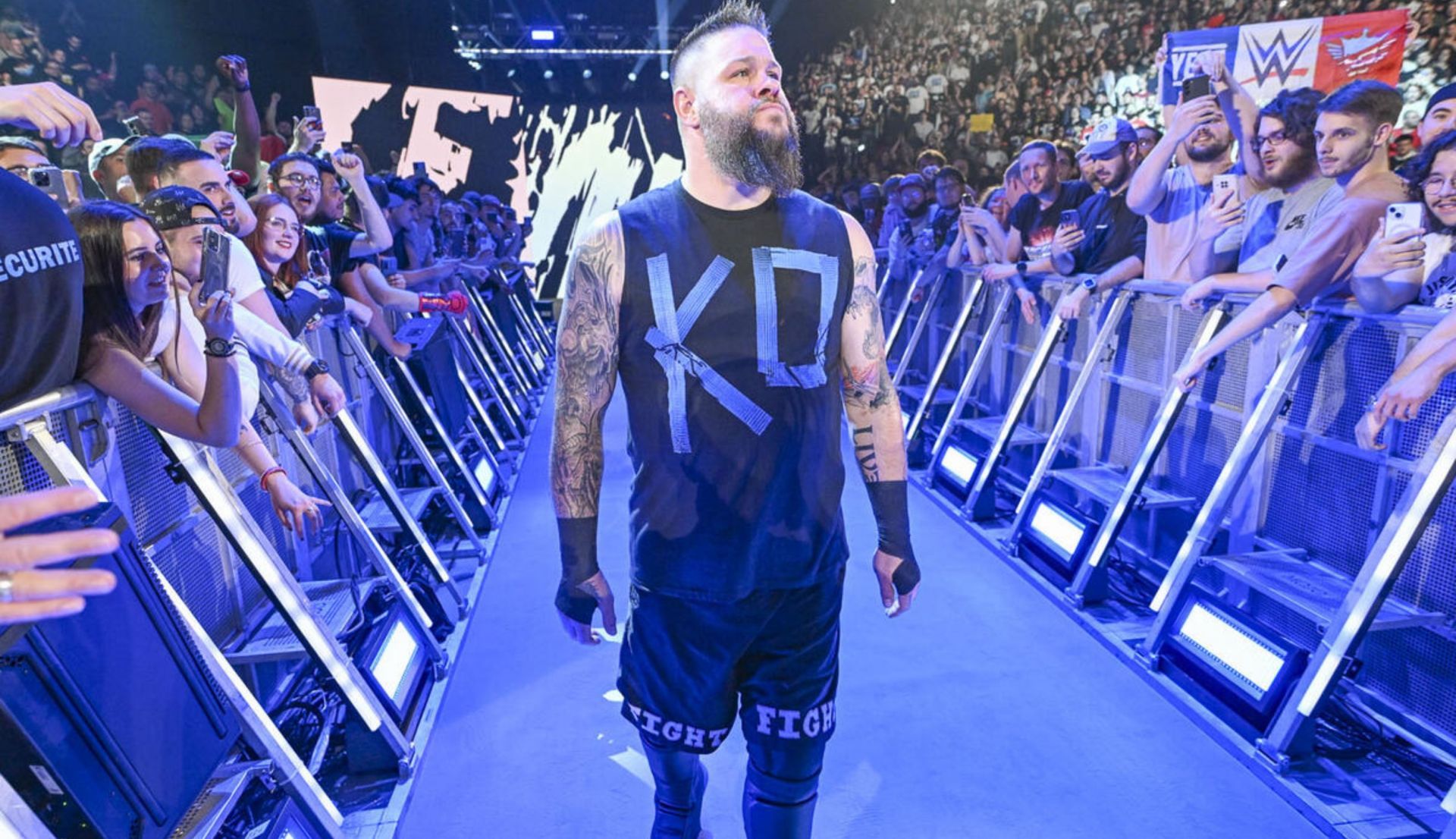 केविन ओवेंस एंट्रेंस के दौरान (Photo: WWE.com)