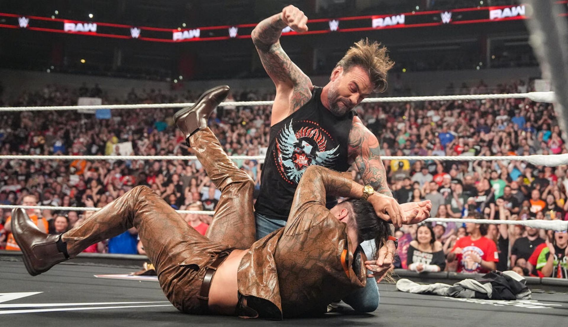 सीएम पंक, सैथ रॉलिंस पर हमला करते हुए (Photo: WWE.com)