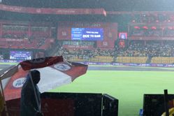 RCB vs KKR मैच चढ़ा बारिश की भेंट, कोलकाता को लगा झटका; प्लेऑफ की रेस से डिफेंडिंग चैंपियन बाहर