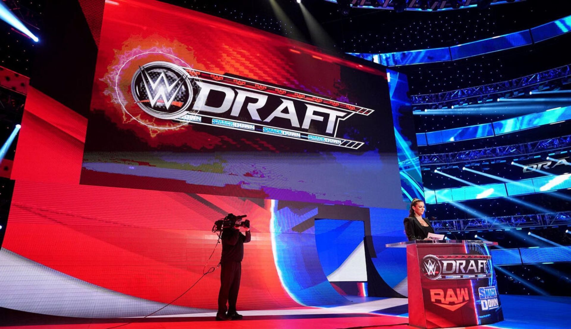 ड्राफ्ट अनाउंस करते हुए स्टैफनी मैकमैहन (Photo: WWE.com)