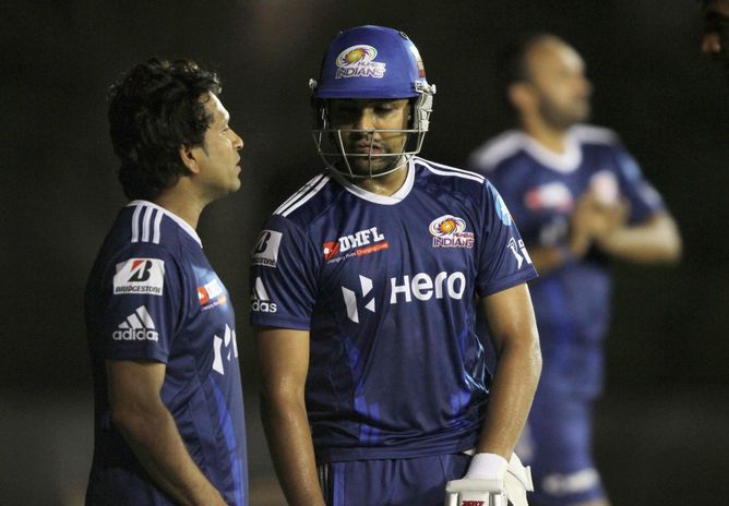 Rohit Sharma has intense discussion with Sachin Tendulkar during MI vs GT IPL 2025 match [Watch]