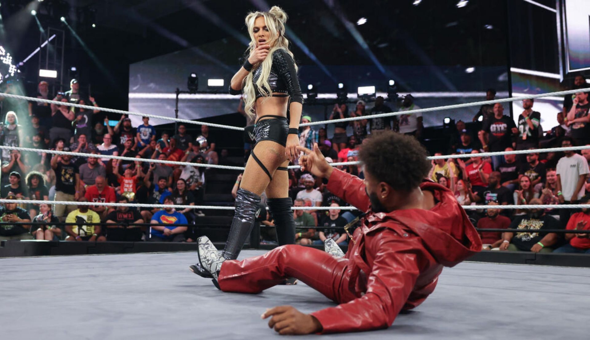 कार्मेन पेट्रोविक अपने पार्टनर पर हमला करने के बाद (Photo: WWE.com)