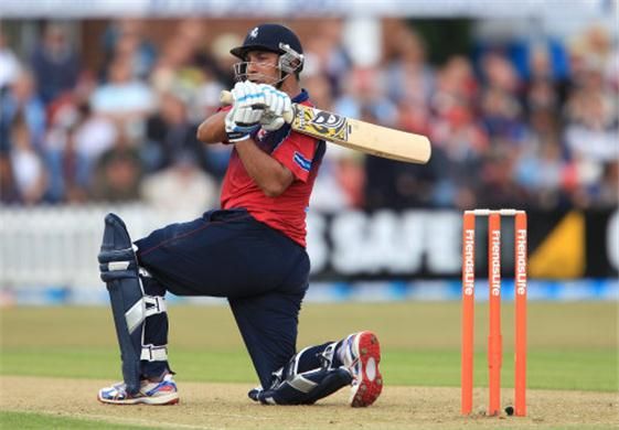 Azhar Mahmood: Handy &#039;British&#039; Allrounder