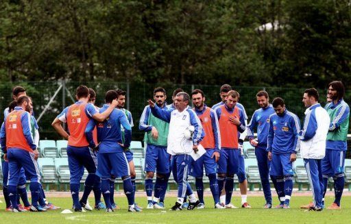 Greece coach Fernando Santos (C) talks to players during a training session in Kitzbuhel, Austria
