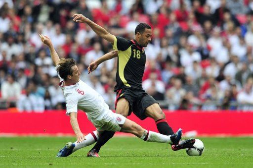 England&#039;s midfieder Scott Parker (L) clashes with Belgium&#039;s midfielder Moussa Dembele