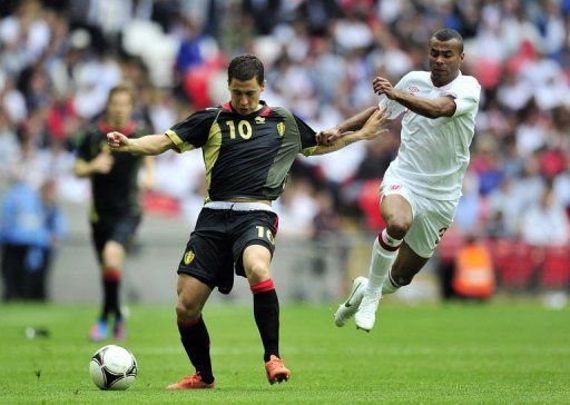 Belgium&#039;s midfielder Eden Hazard (L) fights for the ball with England&#039;s defender Ashley Cole