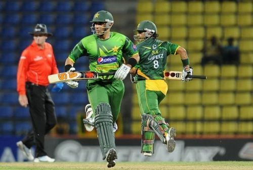 Pakistan cricket captain Misbah-ul-Haq (C) and teammate Mohammad Hafeez (R)