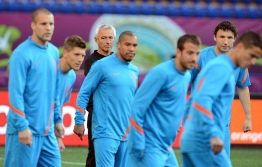 Dutch coach Bert van Marwijk (3rd L) is approaching the Oranje&#039;s match in Kharkiv with caution