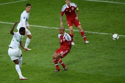 Portuguese forward Silvestre Varela (L) shoots and scores