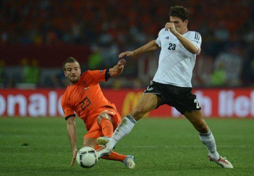 Dutch midfielder Rafael van der Vaart (L) vies with German forward Mario Gomez