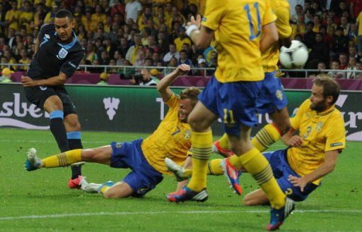 English forward Theo Walcott ( L) strikes to score