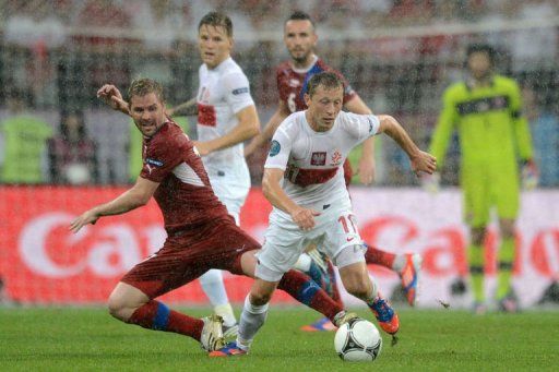 Czech midfielder Tomas Hubschman (L) clashes with Polish midfielder Rafal Murawski