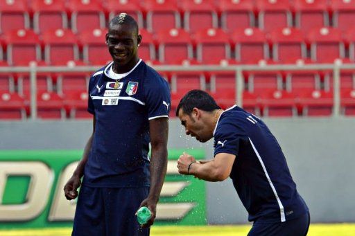 Italian forward Mario Balotelli (L) and Italian forward Antonio Di Natale take part in a training session in Krakow