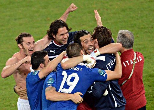 Italian goalkeeper Gianluigi Buffon (C) celebrates with teammates