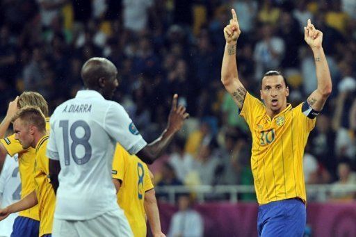 A brilliant bicycle kick by Sweden&#039;s inspirational captain Zlatan Ibrahimovic (R) gave them the lead