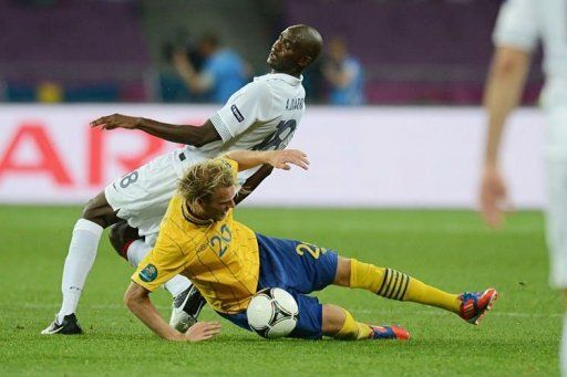 French midfielder Alou Diarra (L) challenges Swedish forward Ola Toivonen